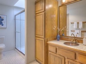 909 N 35TH Street 402, Seattle WA 98103