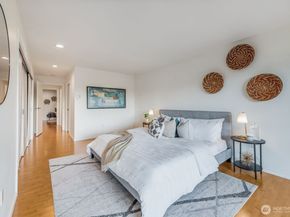 145 105th Avenue SE 11, Bellevue WA 98004