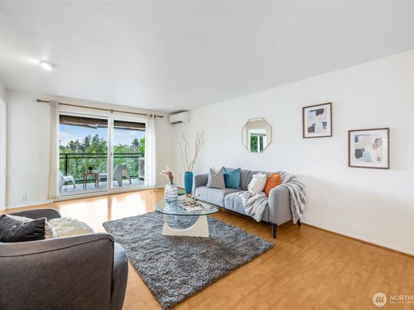 145 105th Avenue SE 11, Bellevue WA 98004