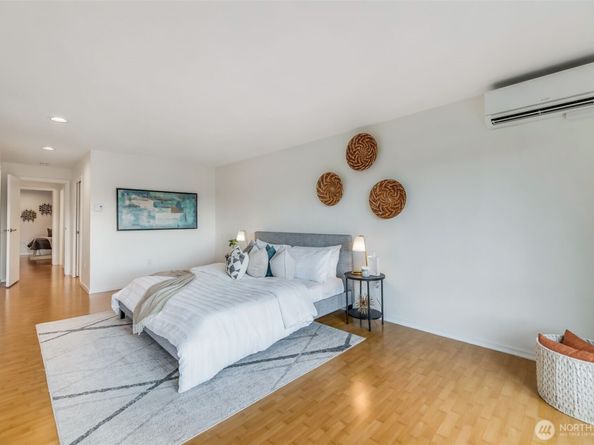 145 105th Avenue SE 11, Bellevue WA 98004