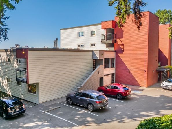 145 105th Avenue SE 11, Bellevue WA 98004