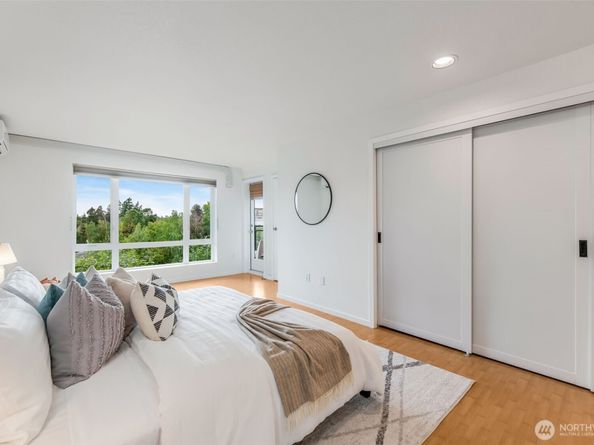 145 105th Avenue SE 11, Bellevue WA 98004