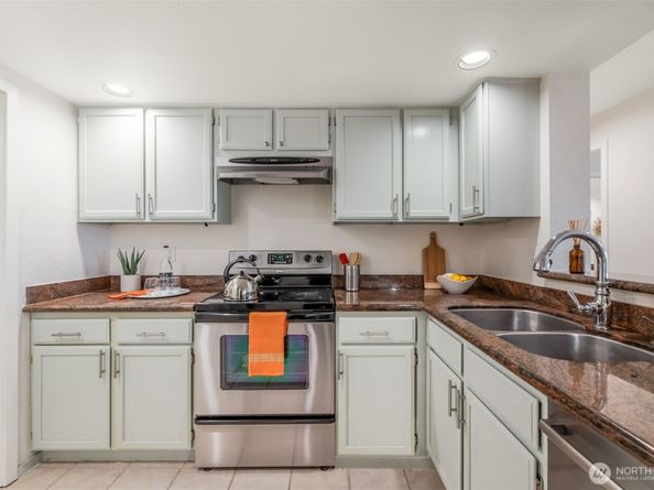145 105th Avenue SE 11, Bellevue WA 98004