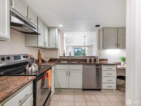145 105th Avenue SE 11, Bellevue WA 98004