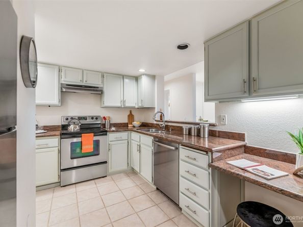 145 105th Avenue SE 11, Bellevue WA 98004