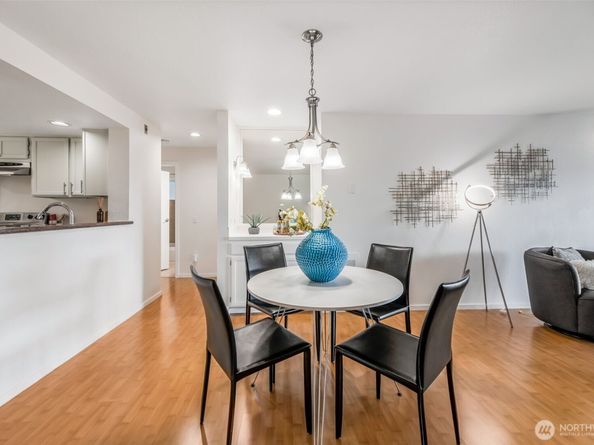 145 105th Avenue SE 11, Bellevue WA 98004
