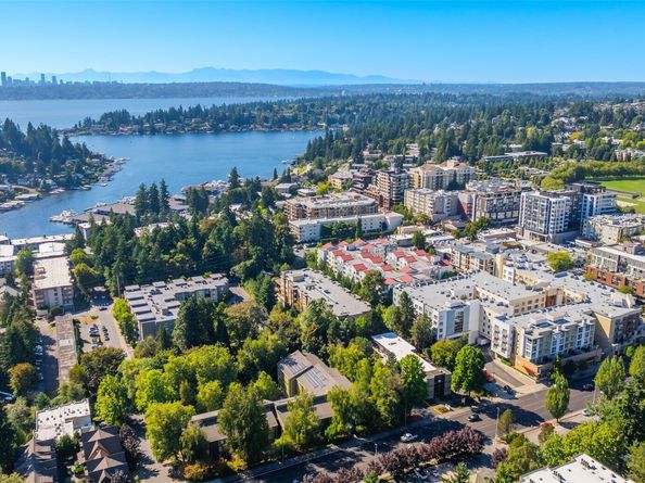 145 105th Avenue SE 11, Bellevue WA 98004