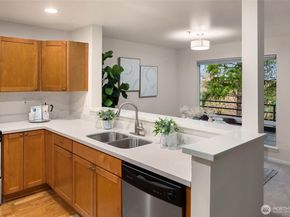3520 Lake Washington Boulevard SE 105, Bellevue WA 98006