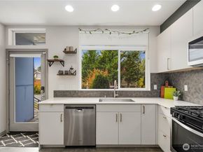 5936 S 36th Avenue F, Seattle WA 98118