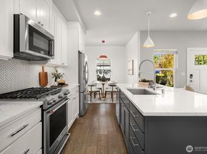 22773 SE 14th Court 10, Sammamish WA 98075