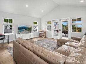 22773 SE 14th Court 10, Sammamish WA 98075