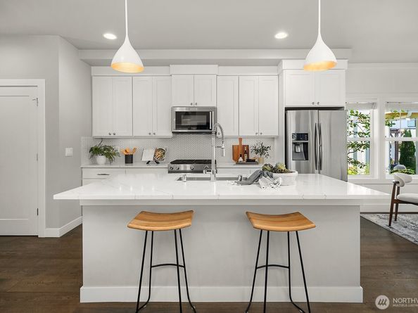 22773 SE 14th Court 10, Sammamish WA 98075