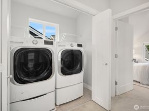 22773 SE 14th Court 10, Sammamish WA 98075