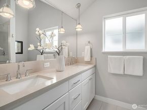 22773 SE 14th Court 10, Sammamish WA 98075