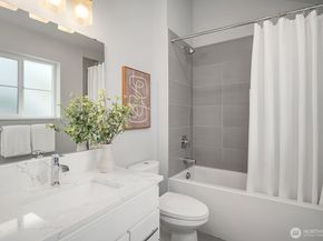 22773 SE 14th Court 10, Sammamish WA 98075