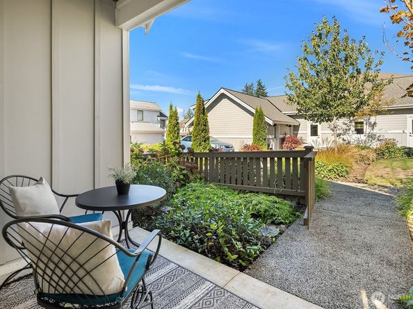 22773 SE 14th Court 10, Sammamish WA 98075