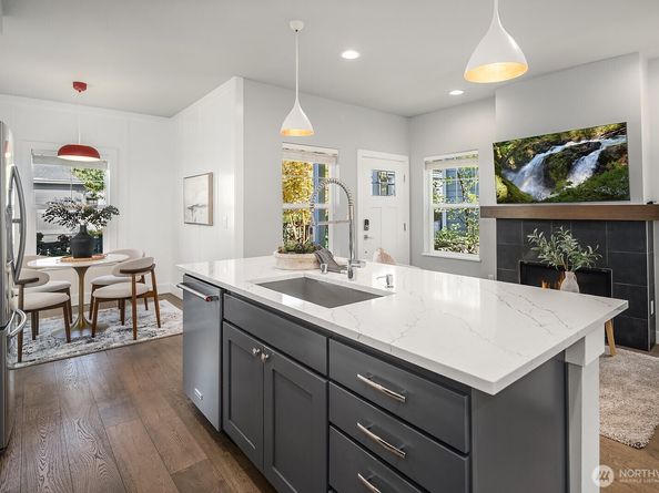 22773 SE 14th Court 10, Sammamish WA 98075