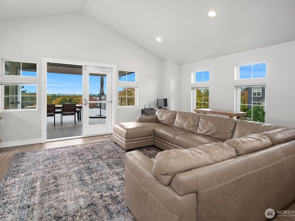 22773 SE 14th Court 10, Sammamish WA 98075