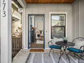 22773 SE 14th Court 10, Sammamish WA 98075