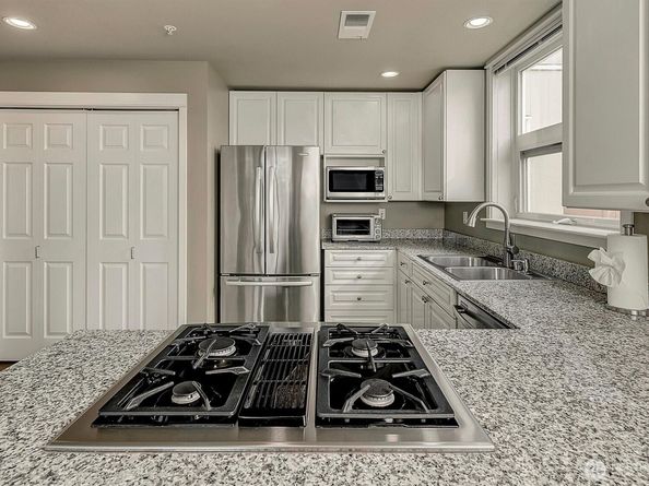 10042 Main Street 404, Bellevue WA 98004