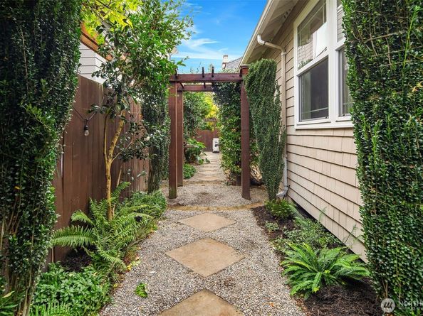 6838 30th Avenue NE, Seattle WA 98115