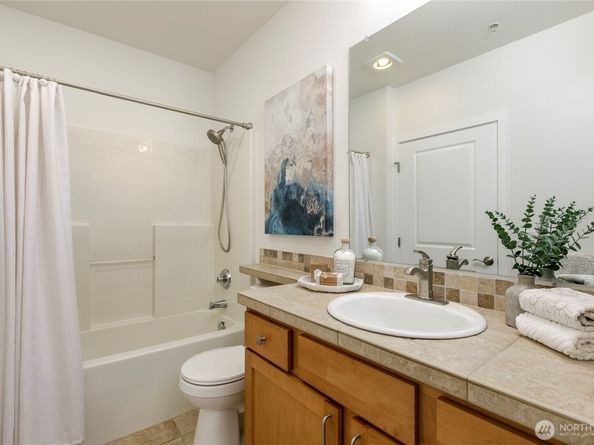 410 NE 70th Street 407, Seattle WA 98115