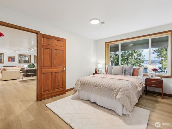 411 West Lake Sammamish Parkway NE, Bellevue WA 98008