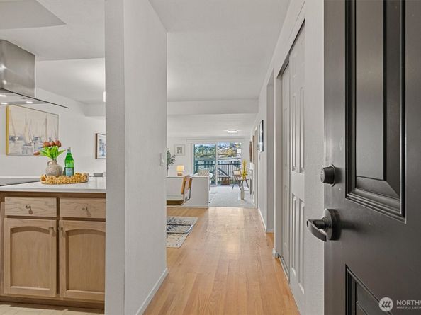 2253 Gilman Drive W 104, Seattle WA 98119