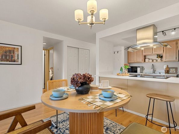 2253 Gilman Drive W 104, Seattle WA 98119