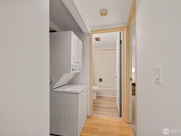 2253 Gilman Drive W 104, Seattle WA 98119