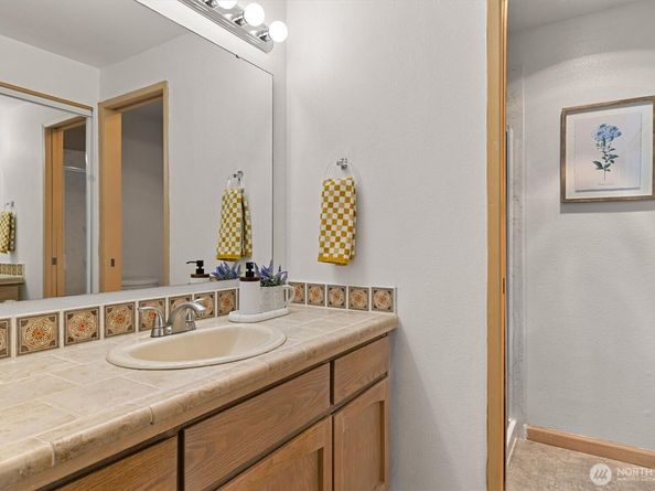 2253 Gilman Drive W 104, Seattle WA 98119