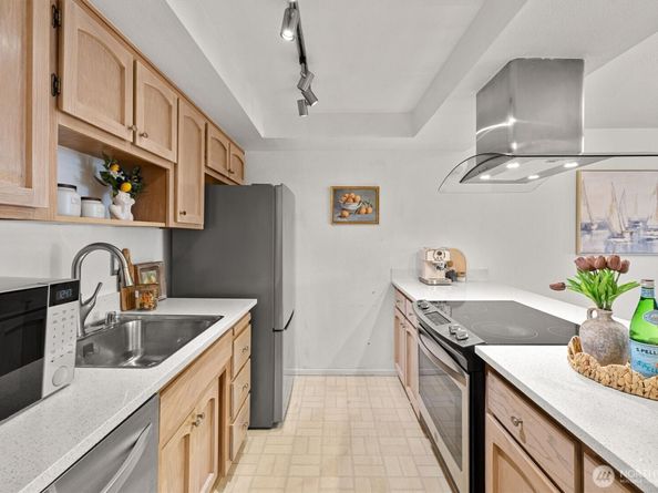 2253 Gilman Drive W 104, Seattle WA 98119