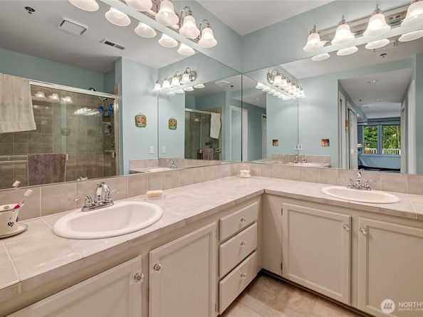 15929 67th Lane NE 3, Kenmore WA 98028