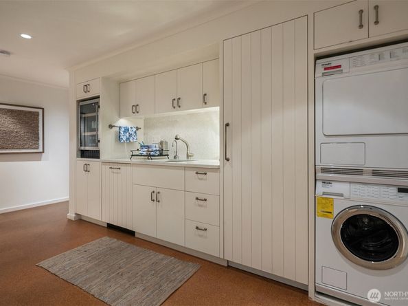1065 Summit Avenue E, Seattle WA 98102