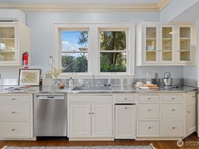 939 21st Avenue E, Seattle WA 98112