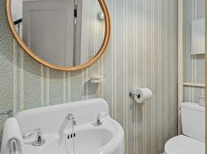 939 21st Avenue E, Seattle WA 98112