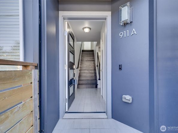 911 N 104th Street A, Seattle WA 98133