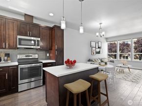 911 N 104th Street A, Seattle WA 98133