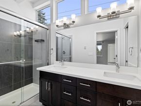 911 N 104th Street A, Seattle WA 98133