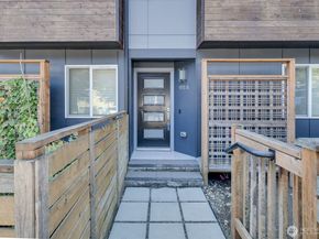 911 N 104th Street A, Seattle WA 98133