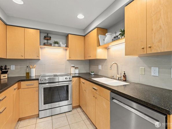 8225 212th Street SW 304, Edmonds WA 98026