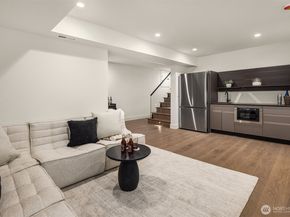 10656 Woodhaven Lane, Bellevue WA 98004