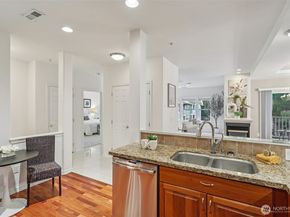 4406 Providence Point Place SE 301, Issaquah WA 98029