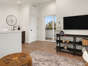 7428 2nd Avenue NE, Seattle WA 98115