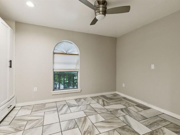 15914  Club Crest Drive  2112, Dallas Texas 75248