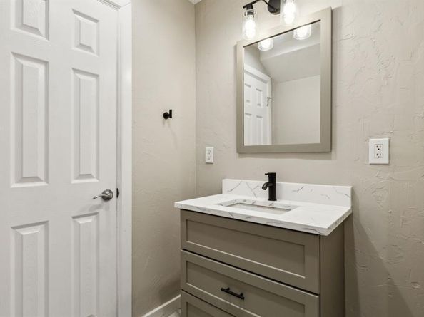 15914  Club Crest Drive  2112, Dallas Texas 75248