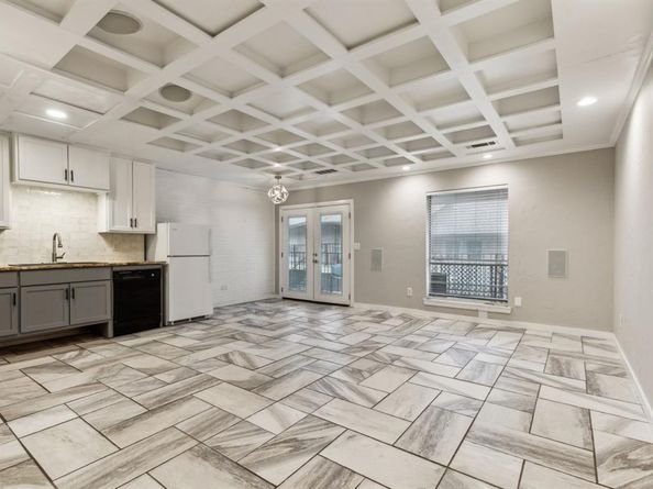 15914  Club Crest Drive  2112, Dallas Texas 75248