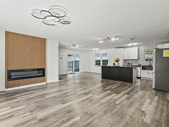 3423 W Clarendon Drive , Dallas Texas 75211