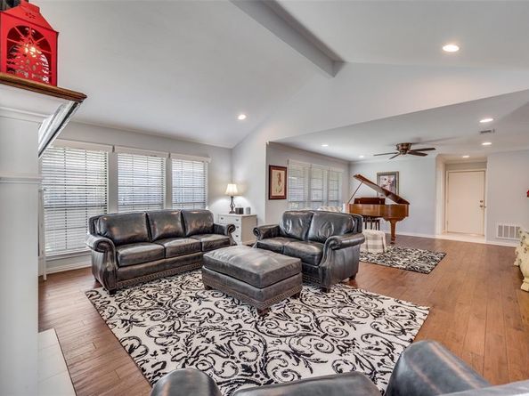1113  Derbyshire Lane , Carrollton Texas 75007
