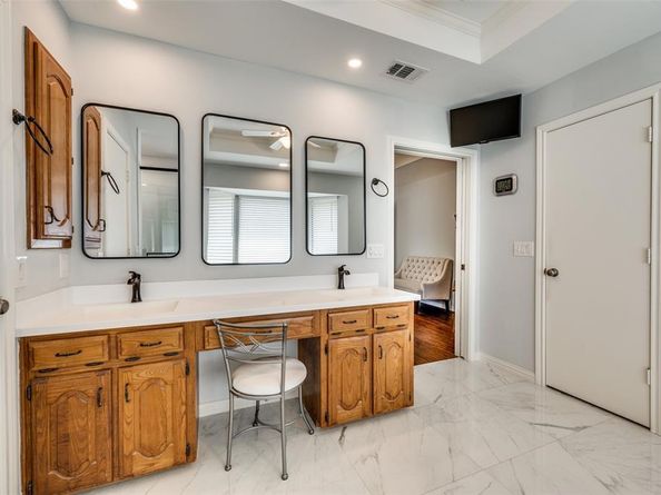 1113  Derbyshire Lane , Carrollton Texas 75007
